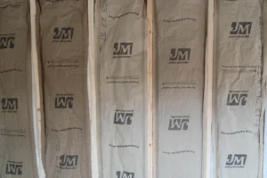 Houten frame, R13-isolatie, met vinyl beklede multiplex afwerking (40')