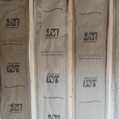 Houten frame, R13-isolatie, met vinyl beklede multiplex afwerking (40')