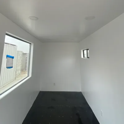 Houten frame, R13-isolatie, gipsplaten afwerking (10')