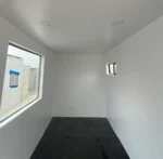 Houten frame, R13-isolatie, gipsplatenafwerking (20')