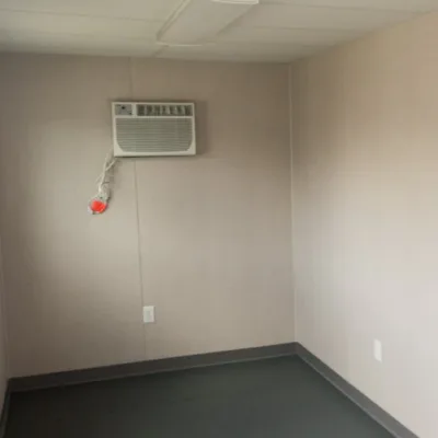 Houten frame, R13-isolatie, met vinyl beklede multiplex afwerking (10')