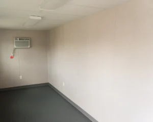 Houten frame, R13-isolatie, multiplex afwerking met vinylbekleding (20')