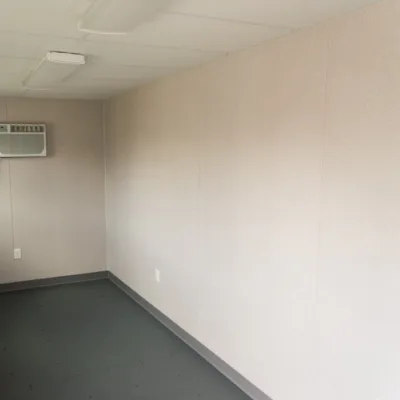 Houten frame, R13-isolatie, multiplex afwerking met vinylbekleding (20')